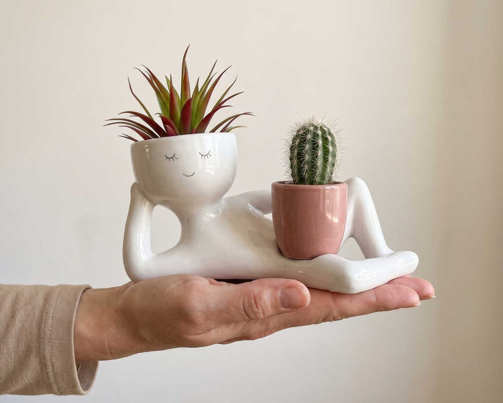 Der Entspannte | liegende Blumentopf mit Becher