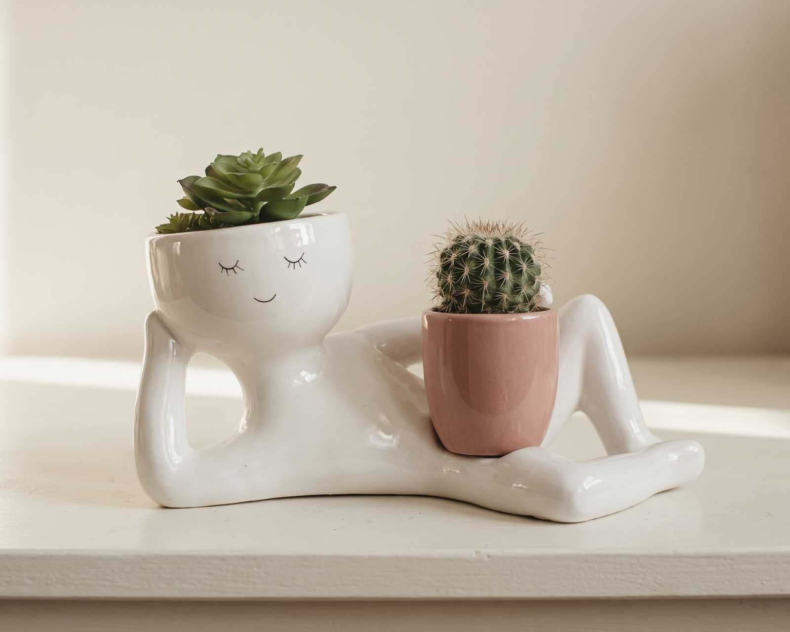 Der Entspannte | liegende Blumentopf mit Becher