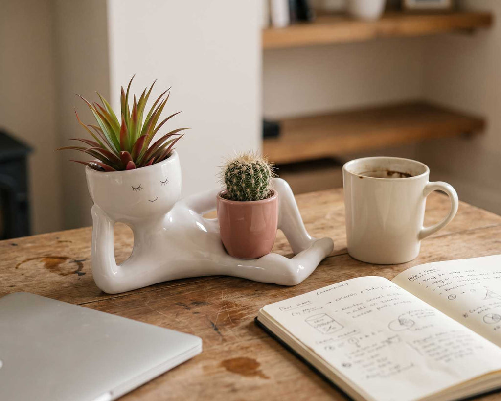 Der Entspannte | liegende Blumentopf mit Becher